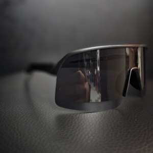 Óculos de sol esportivo com design futurista – lente Única preta