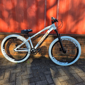 bicicleta absolute street/dirt jump aro 26 - edição white style